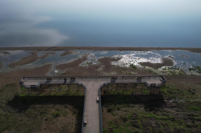 İznik Gölü'nde su çekilmesi alarm veriyor...İskele karada kaldı