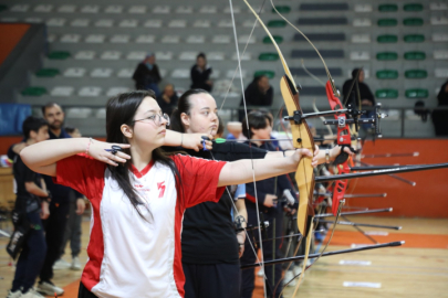 İnegöl'de öğrenciler okçuluk maharetlerini yarıştırdı