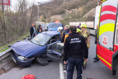 Bursa'da otomobil bariyerlere çarptı: 2 yaralı