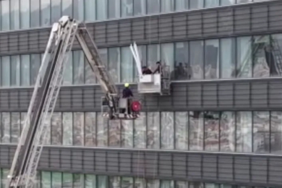 Bursa'da cam silerken 10. katta mahsur kaldılar