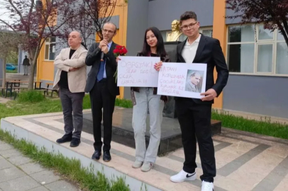 Bursa'da öğretmen ve öğrenciler çiçeklerle karşılandı