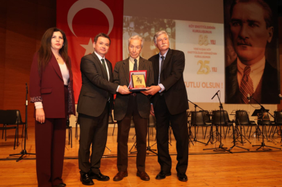 Başkan Erkan Aydın’dan anlamlı ödül takdimi