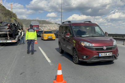 TEM’de otomobil yön levhasına saplandı: 1 kişi yaralandı
