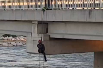 Bursa'da asılı kalan güvercini halatla inip kurtardılar