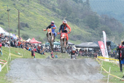 Bursa'da  motosikletler uçtu