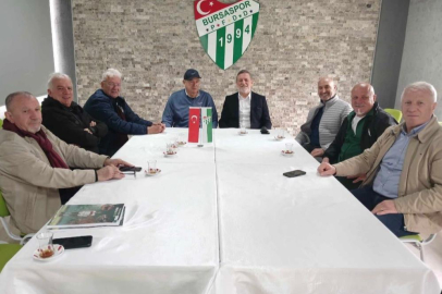 Bursaspor'un unutulmaz kaptanı Özden'in kitabı öğrencilere dağıtıldı