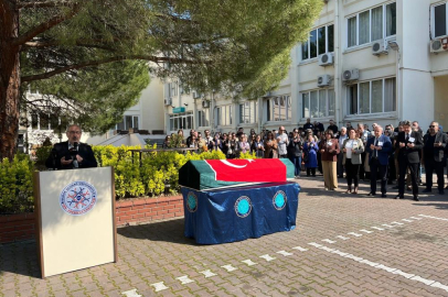 Akademisyen Doğan Yavaş, fakültesi önünden dualarla uğurlandı