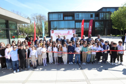 İnegöl'de 23 Nisan'a özel minik sanatçılar sergisi açıldı