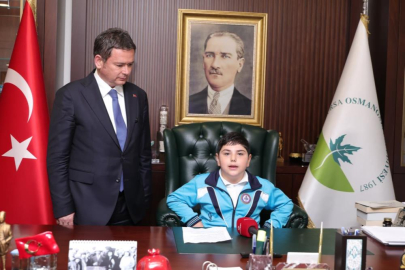 Başkan Aydın koltuğu çocuklara bıraktı