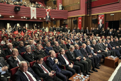 Bursa'da  23 Nisan coşkusu salona sığmadı