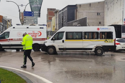 Bursa'da kamyon ile servis minibüsü çarpıştı 4 kişi yaralandı