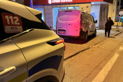 El freni boşalan minibüs duvara çarptı