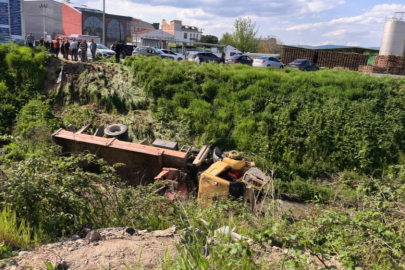 Bursa'da freni patlayan vinç dereye uçtu : Sürücü hayatını kaybetti