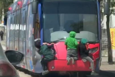 Tramvayın arkasına tutunan çocuklar yürekleri ağza getirdi
