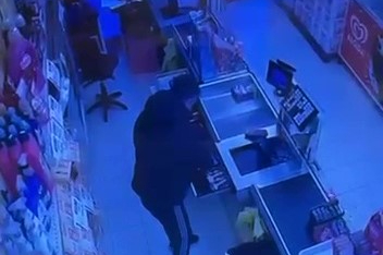 Bursa'da marketten nakit para ve sigara çalan şüpheli kameralara yansıdı