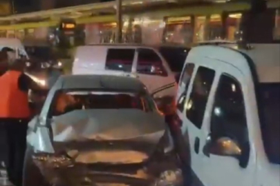 Bursa'da zincirleme kaza: 3 araç hurdaya döndü