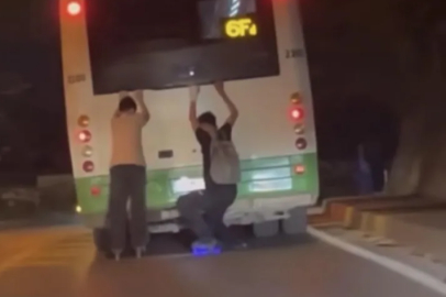 Bursa'da patenli gençlerin tehlikeli yolculuğu kamerada