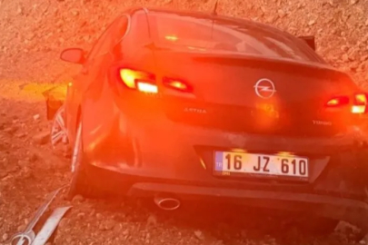 Bursa'da kontrolden çıkan otomobil inşaata uçtu: 2 yaralı