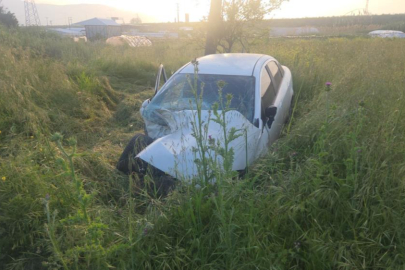 Otomobilin devirdiği elektrik direğine motosiklet çarptı: 4 yaralı