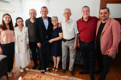 Özgür Özel'den Anneler Günü'nde duygu dolu ziyaret