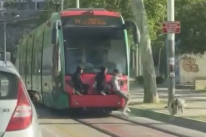 Bursa'da tramvay arkasında tehlikeli yolculuk
