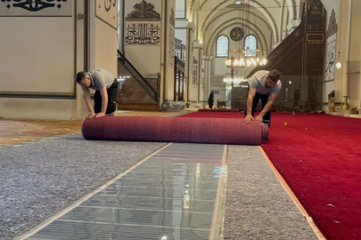 Bursa Ulucami'de halı yenileme çalışmaları başladı