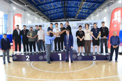 BUÜ Spor Oyunları’nda şampiyonlar kürsüye çıktı