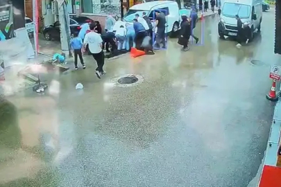 Bursa'da kamyonetin altında kaldılar, yürüyerek taburcu oldular