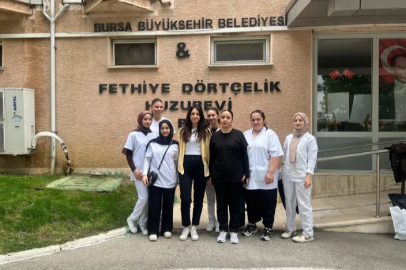 Meslek Lisesi Öğrencilerinden Huzurevinde Bayram Bakımı