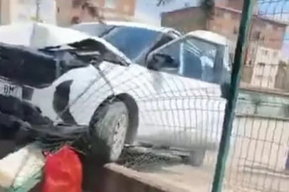 Bursa'da kontrolden çıkan otomobil okul duvarına girdi