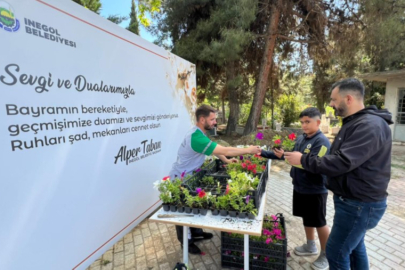 İnegöl Belediyesi Bayram Öncesi Mezarlıklarda Çiçek Dağıttı