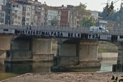 Mustafakemalpaşa’da köprüde asılı ilçenin adı harf harf dökülüyor