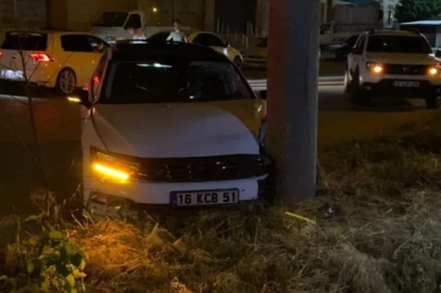 Bursa'da kontrolden çıkan otomobil direğe çarptı: 1 yaralı
