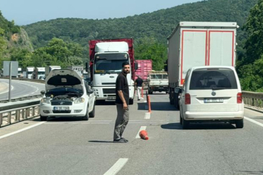 Arızalanan otomobil, Yalova-Bursa karayolunu kitledi