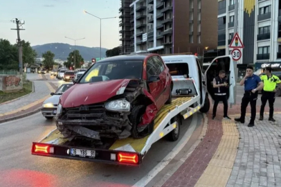 Bursa'da kontrolden çıkan araç tabelaya çarptı: 1 yaralı