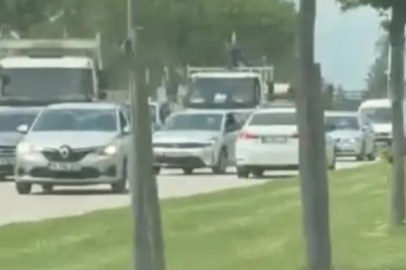 Bursa'da ters şeritten giden otomobil, trafiği böyle kilitledi