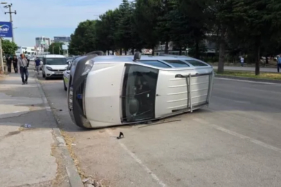 Bursa'da kaldırıma çarpan araç yan yattı: 2 yaralı