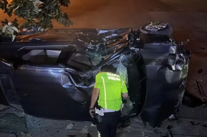 Bursa'da sıkıştırılan otomobil takla attı: 4 yaralı, sürücü firarda