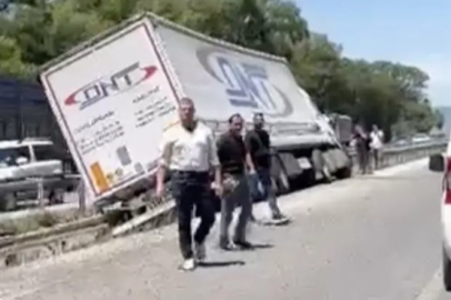 Karacabey’de ön lastiği patlayan TIR refüje girdi