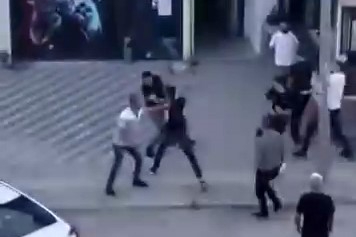 Bursa'da  kemer ve ıstakalarla birbirlerine saldırdılar