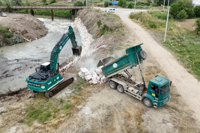 İnegöl’de dere ıslah çalışmaları devam ediyor