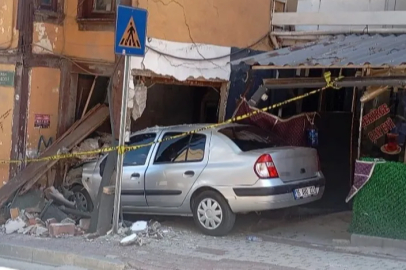 Bursa'da freni boşalan otomobil eve girdi