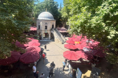 Bursa'da 530 yıllık Koza Han'da masa ve sandalyeler yeniden açıldı