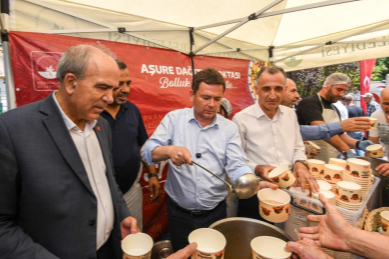 Başkan Aydın vatandaşlarla sahada omuz omuza