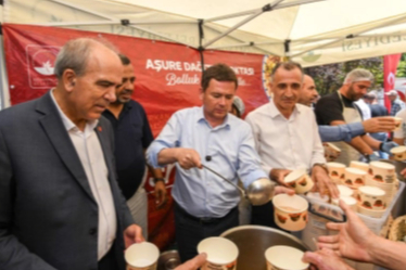 Başkan Aydın vatandaşlarla sahada omuz omuza