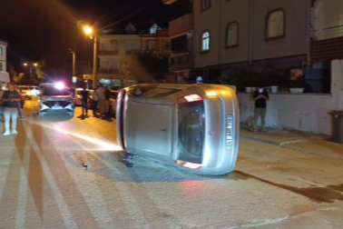 Bursa'da park halindeki otomobile çarpıp yan yattı