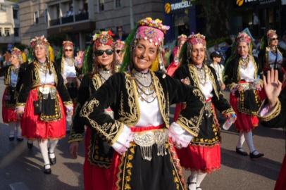Altın Karagöz korteji Bursa sokaklarını renklendirdi