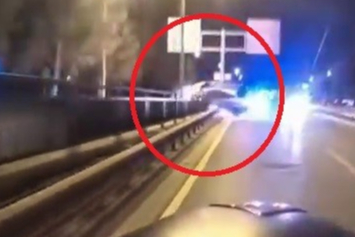 Bursa’da otomobil bariyerlere çarpıp takla attı
