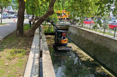 Gemlik Çarşı Deresi'nde temizlik çalışmaları başladı