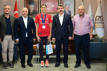 Milli tekvandocu Hatice Kübra İlgün, madalya sevincini Oktay Yılmaz'la paylaştı